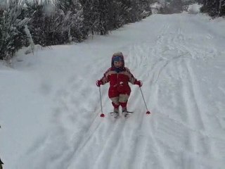 Premiers pas à ski d'Erin (en descente)