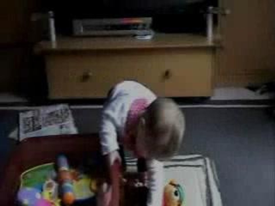 Chloe se met debout