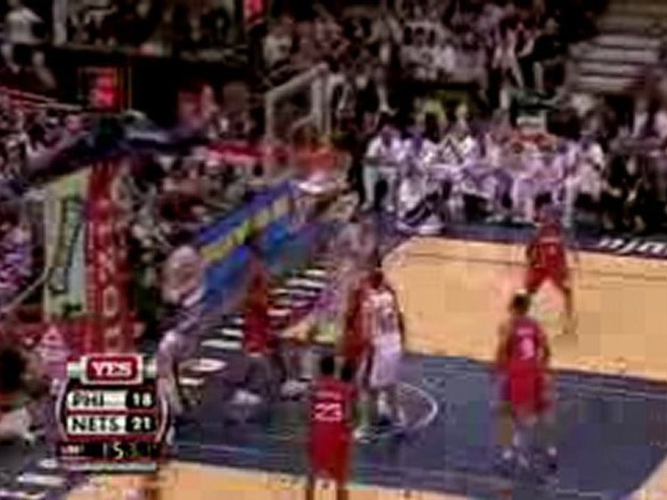 Keyon Dooling throws the lob to Brook Lopez for the left-han