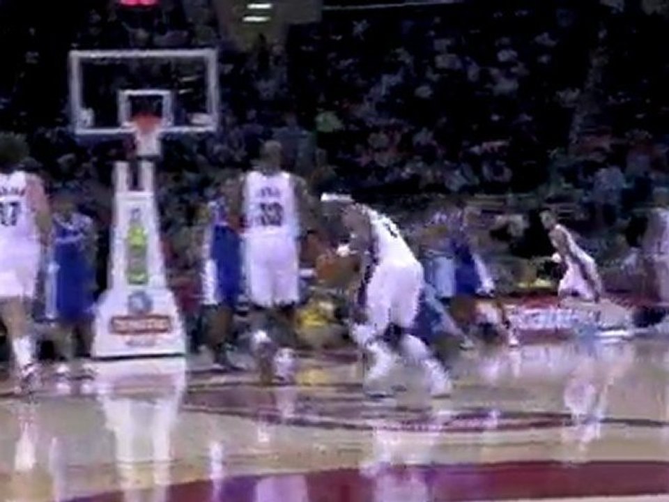 Baron Davis gets the steal and takes it in for the amazing l