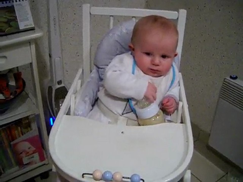 201001 Romain et son biberon