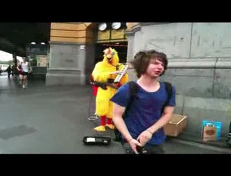 Un homme-poulet reprend 'What is love ?'