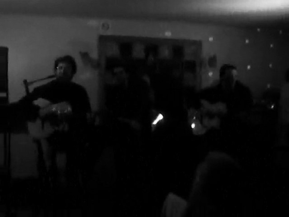 Trio Laid chante A quoi pense-t-elle... des Ongles Noirs