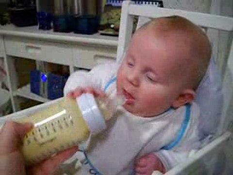 201001 Romain boit son biberon