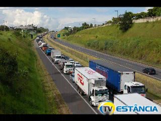 Colisão de dois caminhões