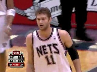 Ben Wallace makes the 2000th block of his career.