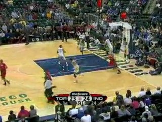 Marco Belinelli cuts through the Pacers' defense for the sco