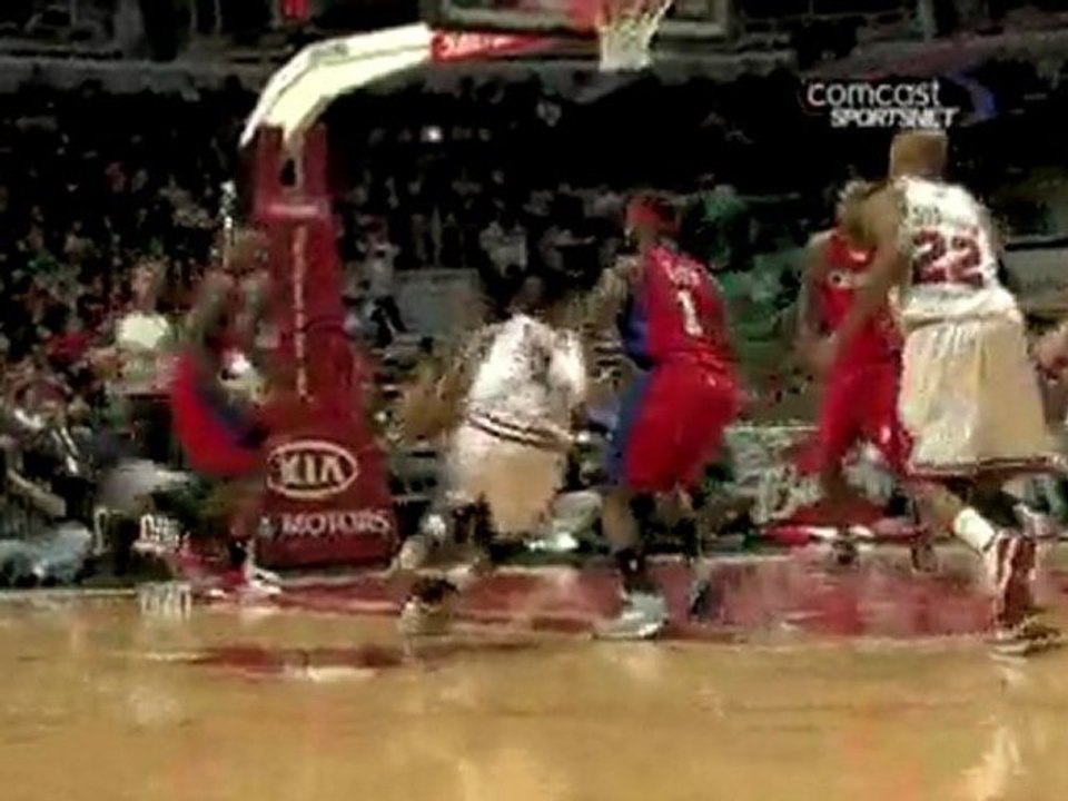 Derrick Rose drives through the lane and makes the nice up-a