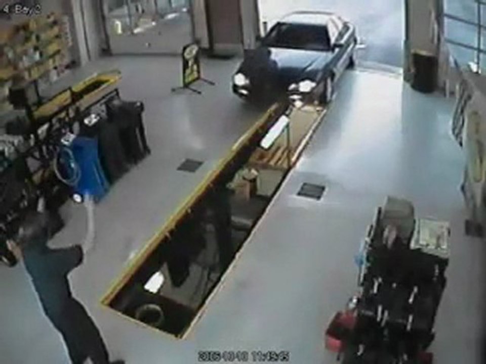 Woman & Auto Werkstatt