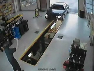 Woman & Auto Werkstatt