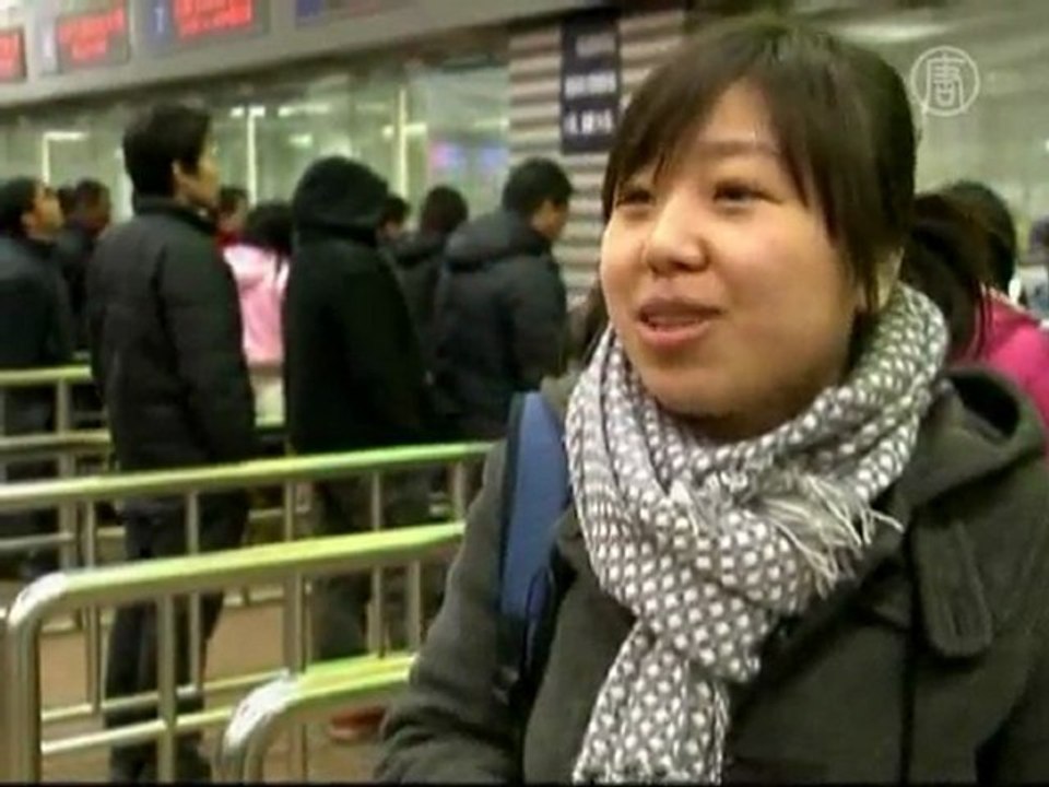 Миллионы китайцев едут домой встречать Новый год