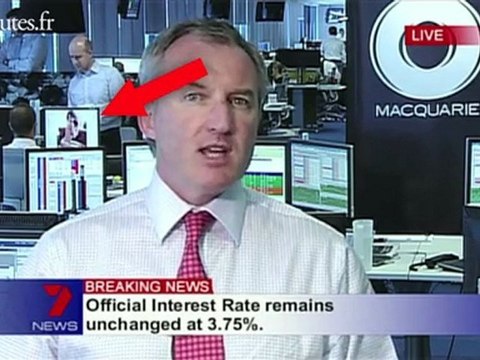 Pendant l'interview, il regarde des photos érotiques