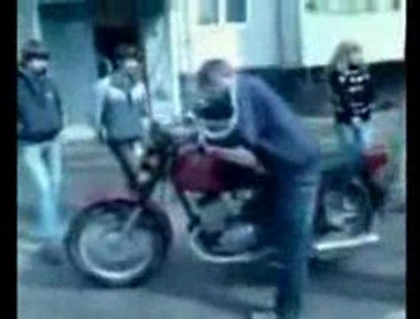 IL VEUT FAIRE LE MALIN AVEC SA NOUVELLE MOTO PUIS ...