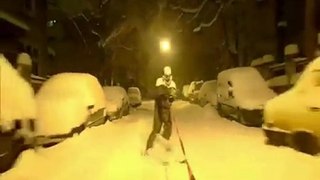 Il fait du ski dans la rue !