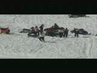 Un pilote de motoneige déclenche une avalanche