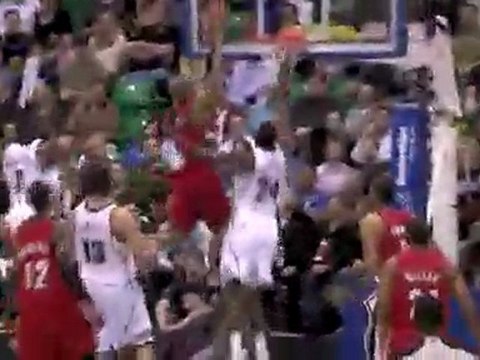 Jerryd Bayless drives the baseline and finishes strong.