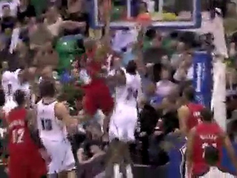 Jerryd Bayless drives the baseline and finishes strong.