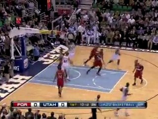 Mehmet Okur take a pass from Deron Williams and rips through
