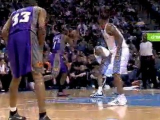 Amar'e wins this battle of the big men when he throws down o