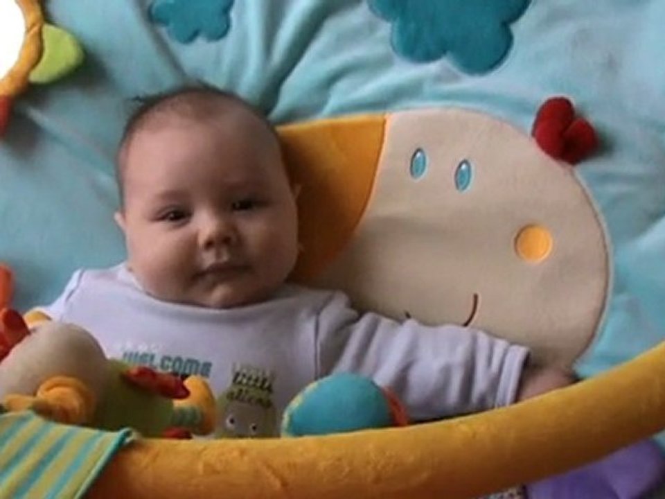 Chatouilles sur le tapis le4 février 2010 (3 mois)