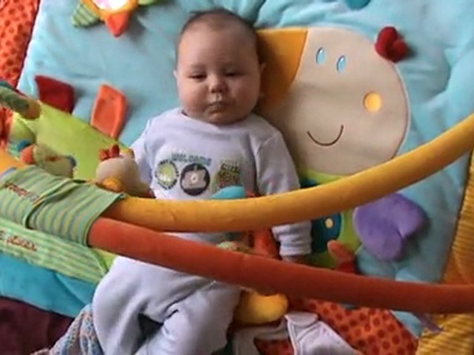 Lucas gigote sur le tapis le 4 février 2010 (3 mois)