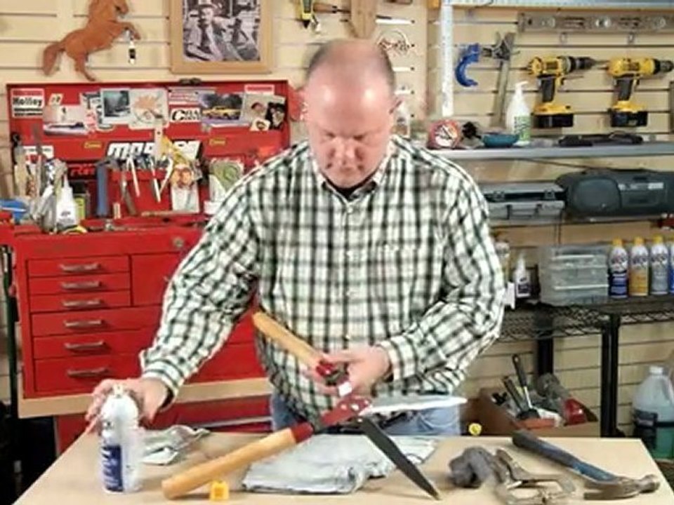 How to Use Liquid Wrench to Lubricate Tools