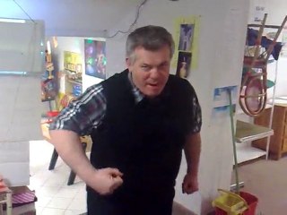 Un gros patapouf avec une voie de fillette