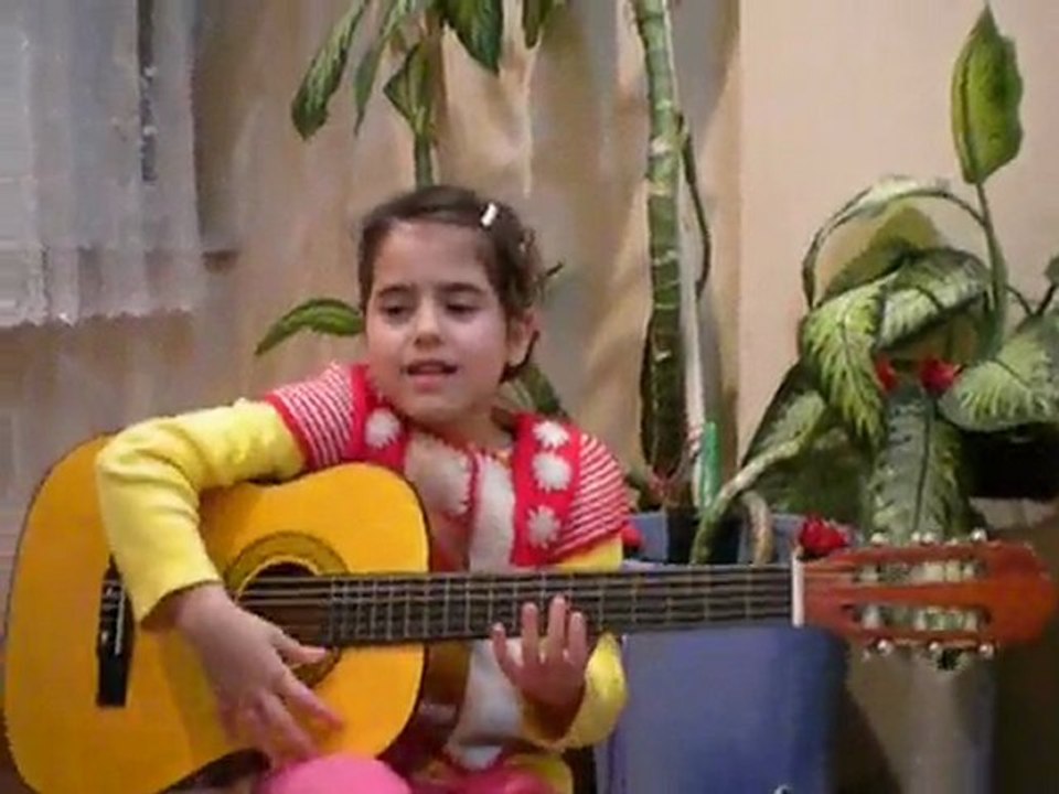 ZEYNEP HANIM GİTAR ÇALIYOR :)