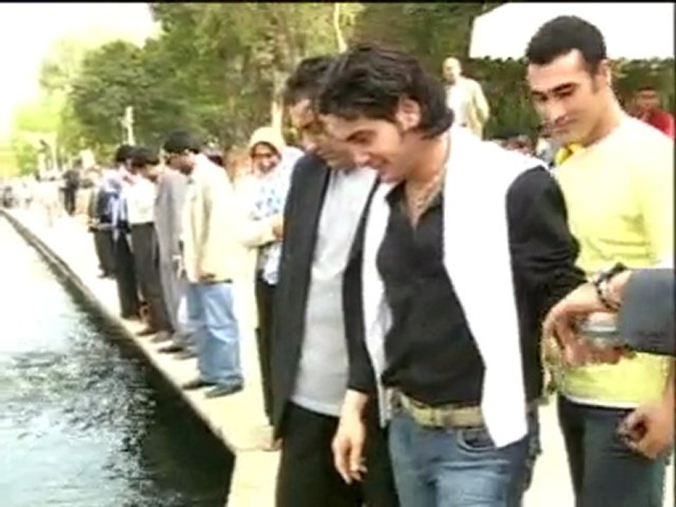 MURAT BAŞARAN URFA'DA GEZERKEN DOĞAL HALLERİYLE İZLEYİN...