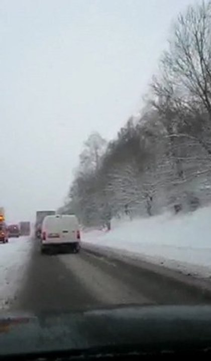 LKW-Unfall nach einem Schneefall - im Audi S6 Avant