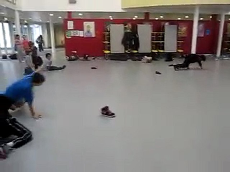 'Breakdance' footwork slalom!