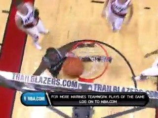 Manu Ginobili sneaks a pass through Juwan Howard's legs to D