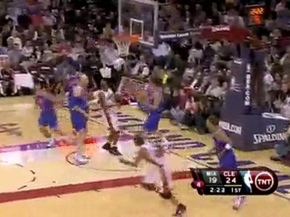 D-Wade slices through the defense and hits the nice up-and-u