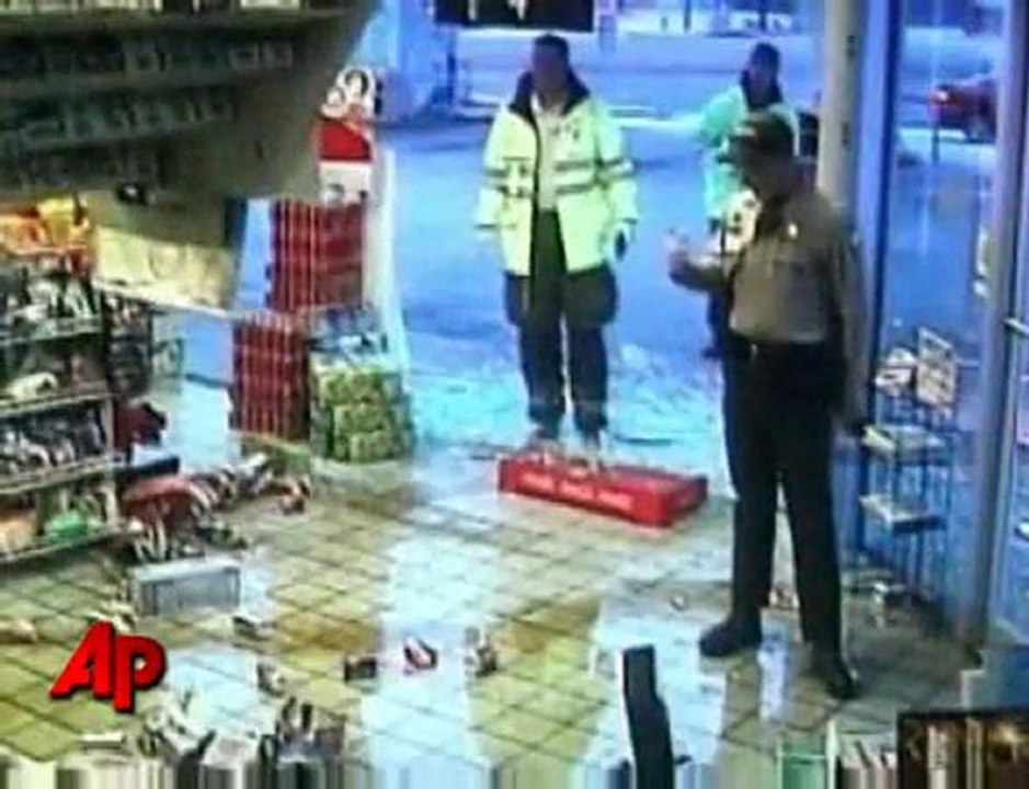 Il défonce une vitrine et...