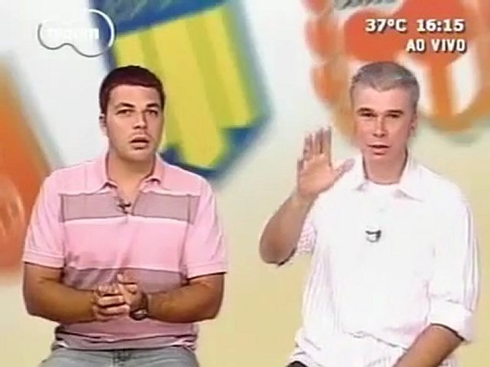 Commentateur de foot s'évanouit