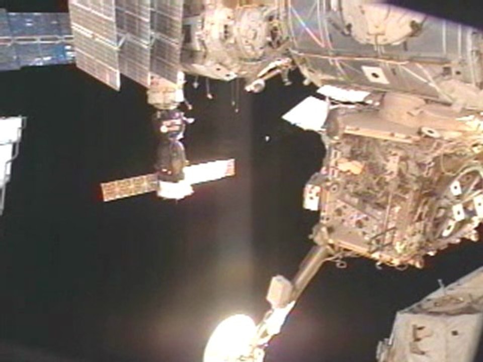 NASA - un ovni tout près de ISS 05.02.10