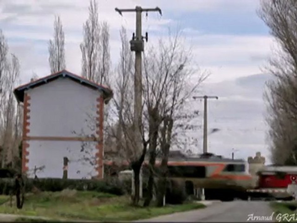 Catalan Talgo à un passage à niveau d'Argelès-sur-Mer
