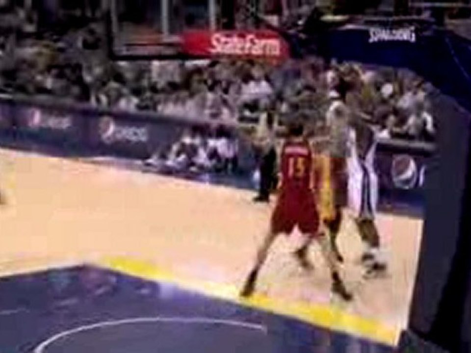 Zach Randolph powers through the Rockets' double team and dr