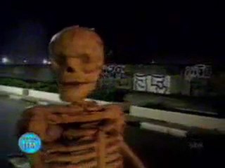 Gece mezarlığın yanından geçerken