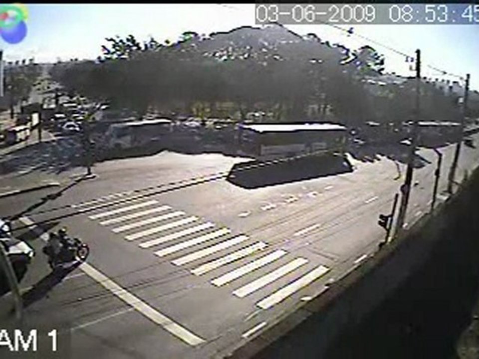 Crash bus vs une femme piéton