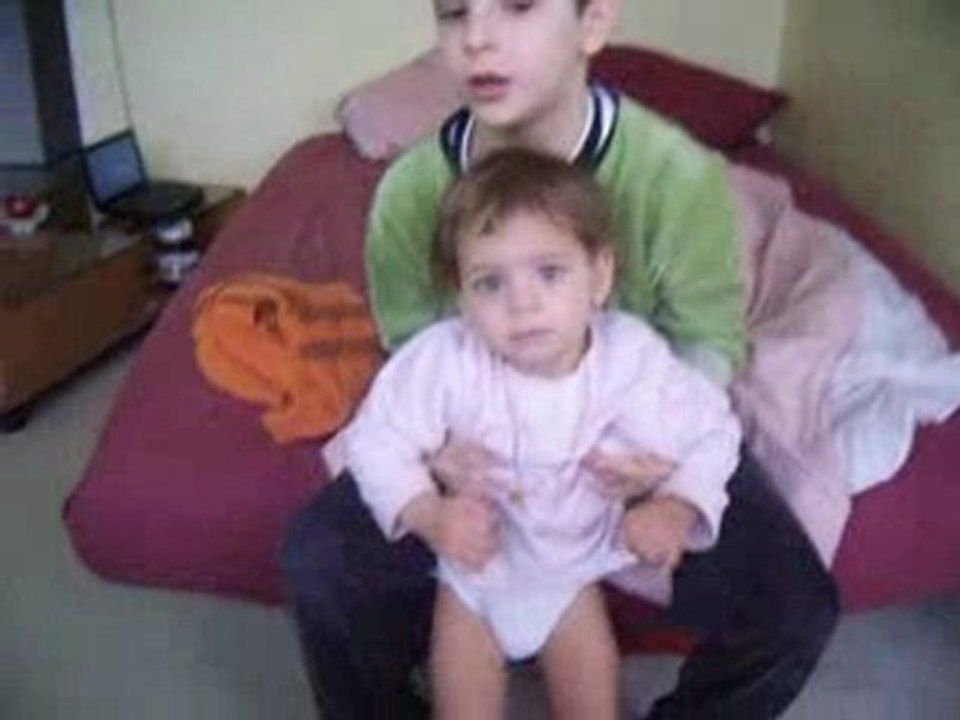 lyna court dans les bars de son frere