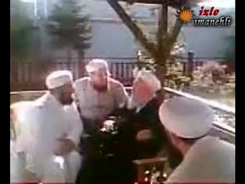 mahmud efendi ile cubbeli hoca bir evin bahçesinde