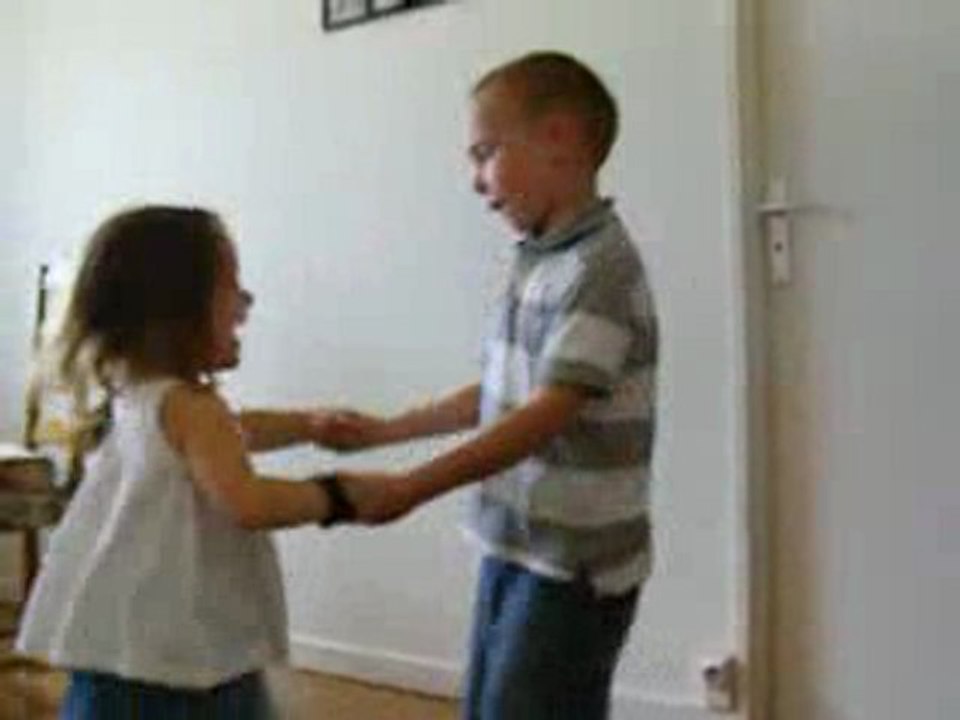 Baptiste et Emma qui dansent été 2008