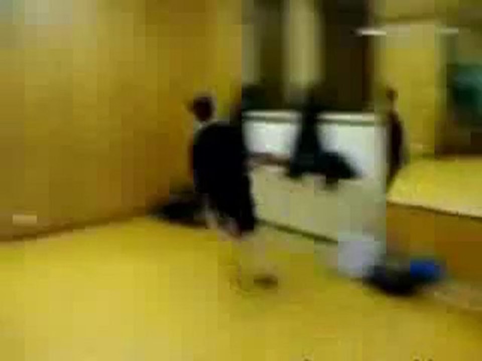 Régis se lance contre un mur