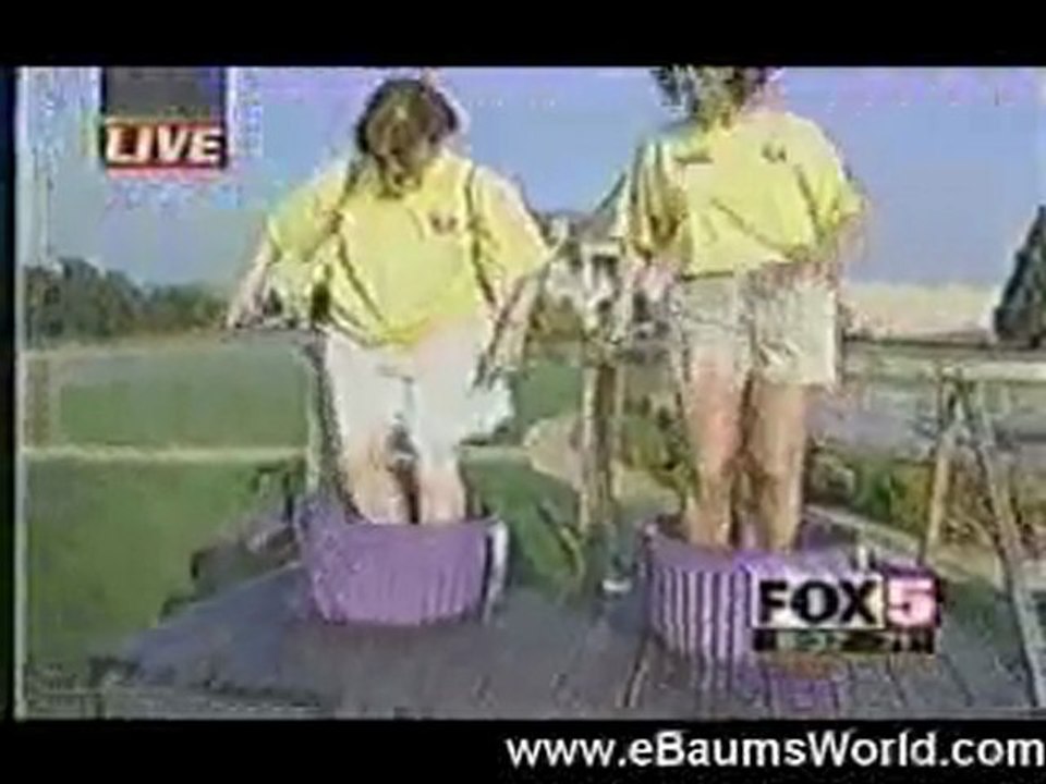 La femme de régis écrase du raisin avec ses pieds