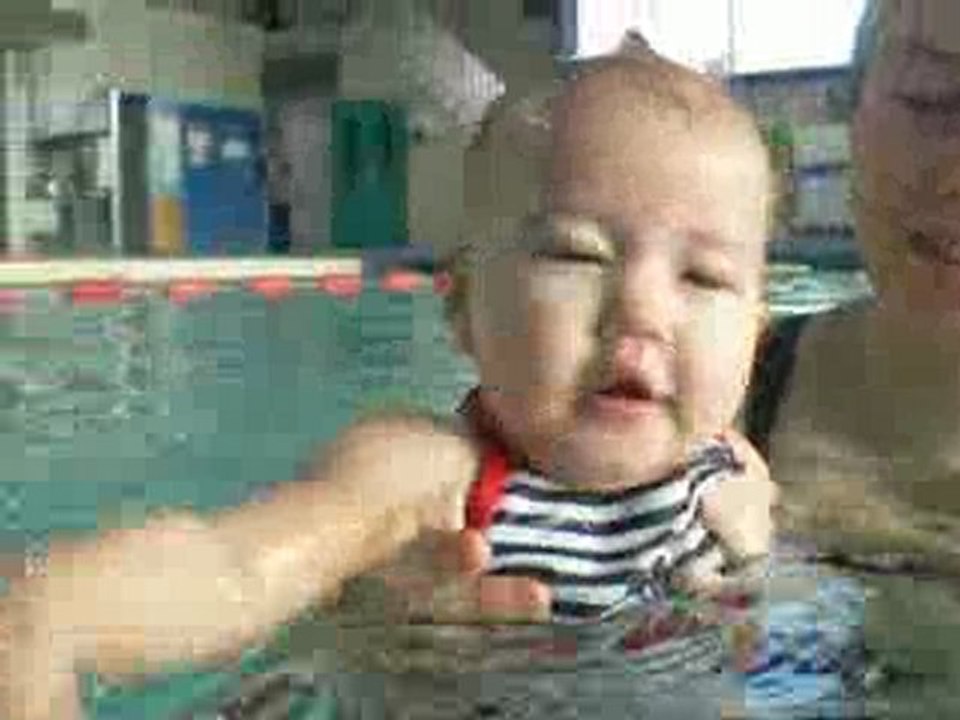 joue avec maman dans l eau