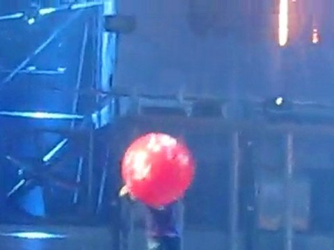 MC DV8 qui joue avec le ballon Trip & Teuf @ HardBass 2010