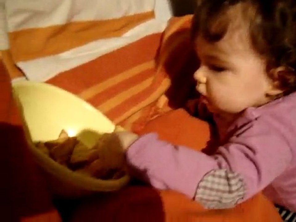 Auriane donne à manger à sa maman