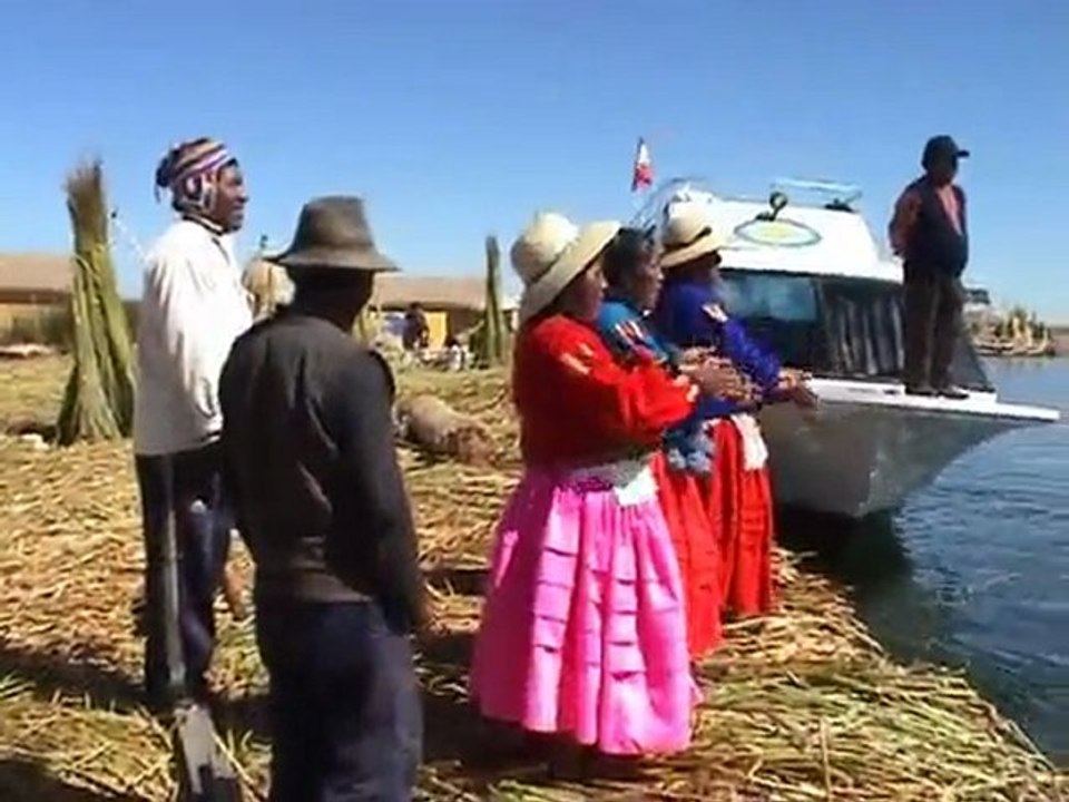 PROMENADE SUR LE LAC TITICACA AU PEROU