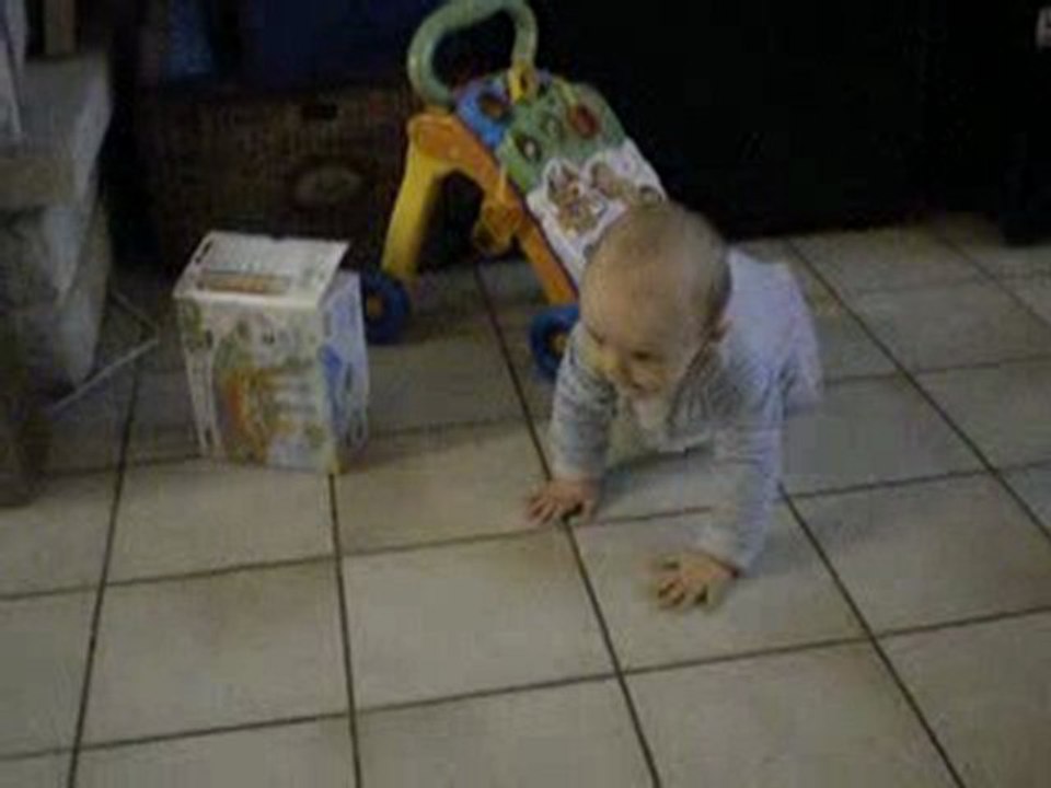 Mathéo marche à 4 pattes